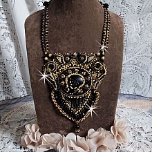 Plastron Cl&eacute;opatra brod&eacute; avec un onyx noir, perles et rocailles 